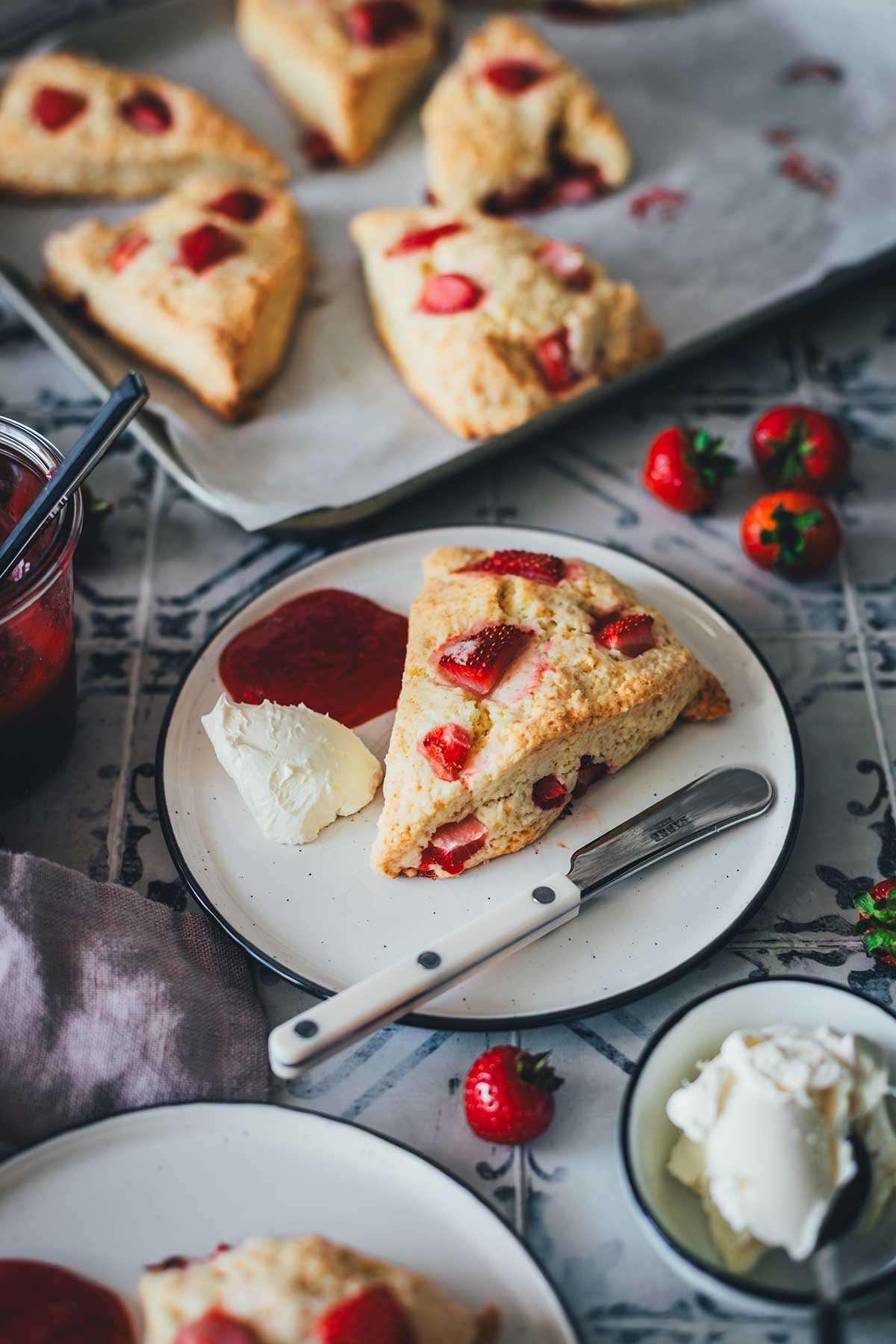 Einfache und schnelle Erdbeer Scones mit Sahne und frischen Erdbeeren – unkompliziert gebacken, ideal für Frühstück, Brunch oder den Nachmittagskaffee | moeyskitchen.com