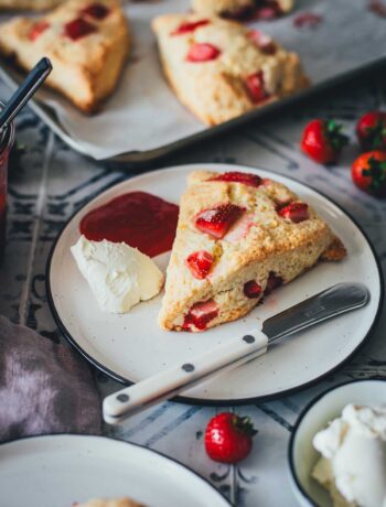 Einfache und schnelle Erdbeer Scones mit Sahne und frischen Erdbeeren – unkompliziert gebacken, ideal für Frühstück, Brunch oder den Nachmittagskaffee | moeyskitchen.com
