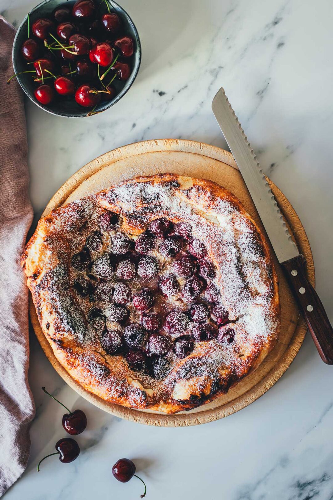 Knusprige Kirsch-Galette mit Butter-Blätterteig, Mandelcreme und Honig-Schmand. Schnell, rustikal, fruchtig und das perfekte Sommerdessert in nur 40 Minuten! | moeyskitchen.com