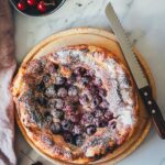 Knusprige Kirsch-Galette mit Butter-Blätterteig, Mandelcreme und Honig-Schmand. Schnell, rustikal, fruchtig und das perfekte Sommerdessert in nur 40 Minuten! | moeyskitchen.com