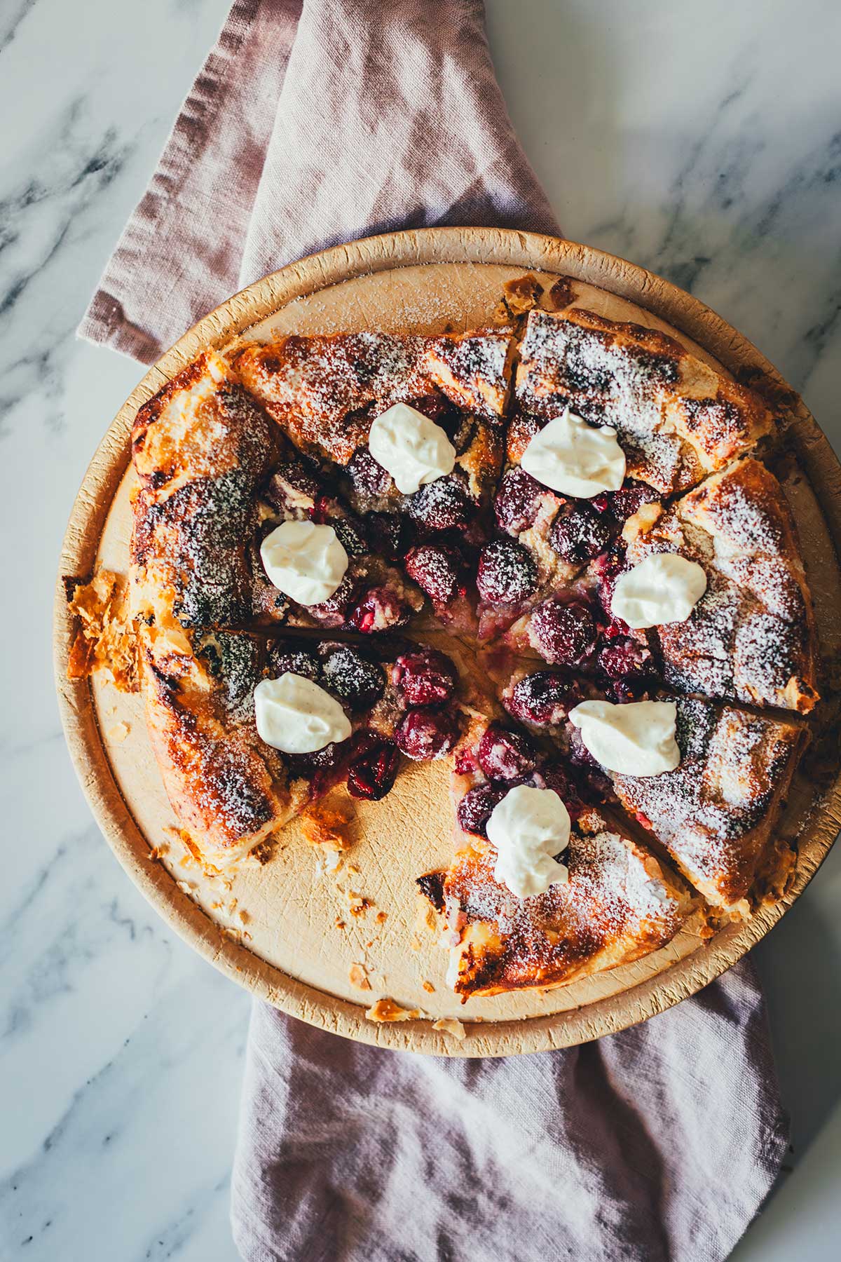 Knusprige Kirsch-Galette mit Butter-Blätterteig, Mandelcreme und Honig-Schmand. Schnell, rustikal, fruchtig und das perfekte Sommerdessert in nur 40 Minuten! | moeyskitchen.com