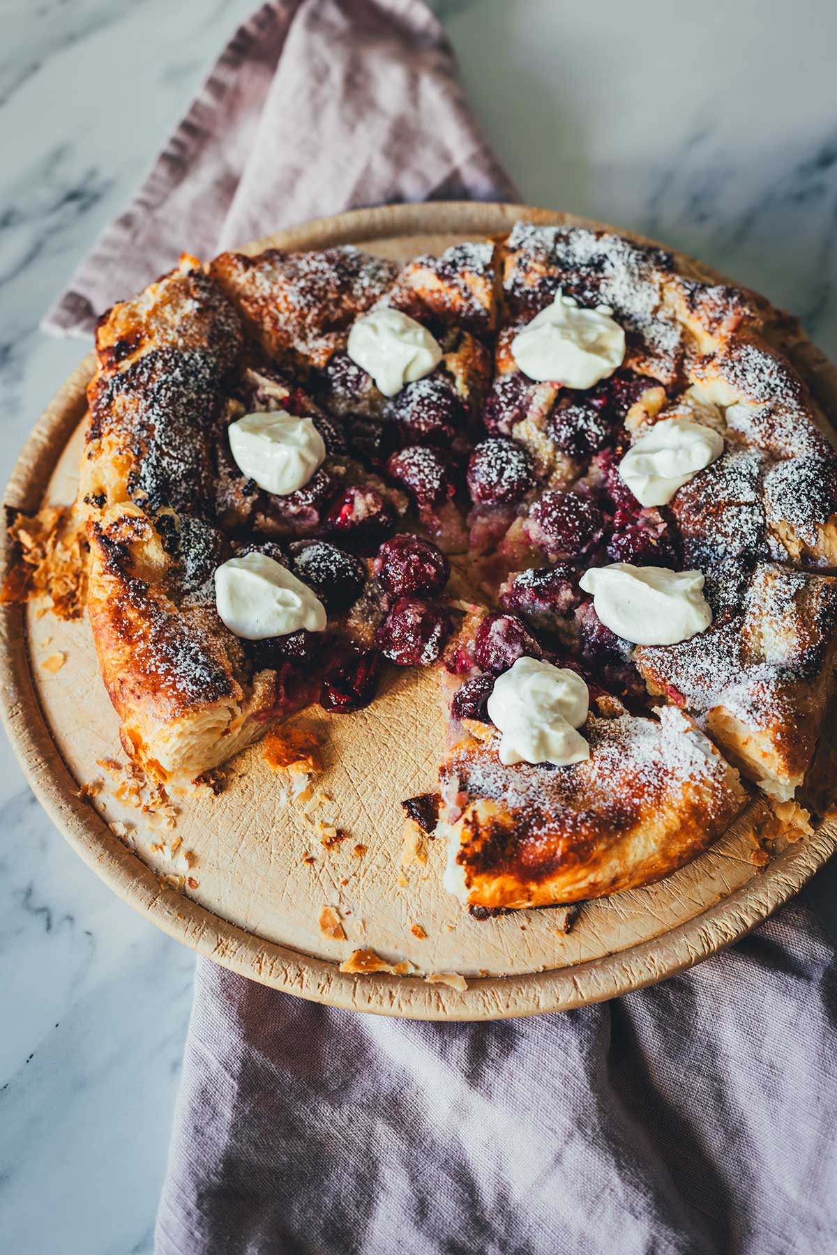 Knusprige Kirsch-Galette mit Butter-Blätterteig, Mandelcreme und Honig-Schmand. Schnell, rustikal, fruchtig und das perfekte Sommerdessert in nur 40 Minuten! | moeyskitchen.com
