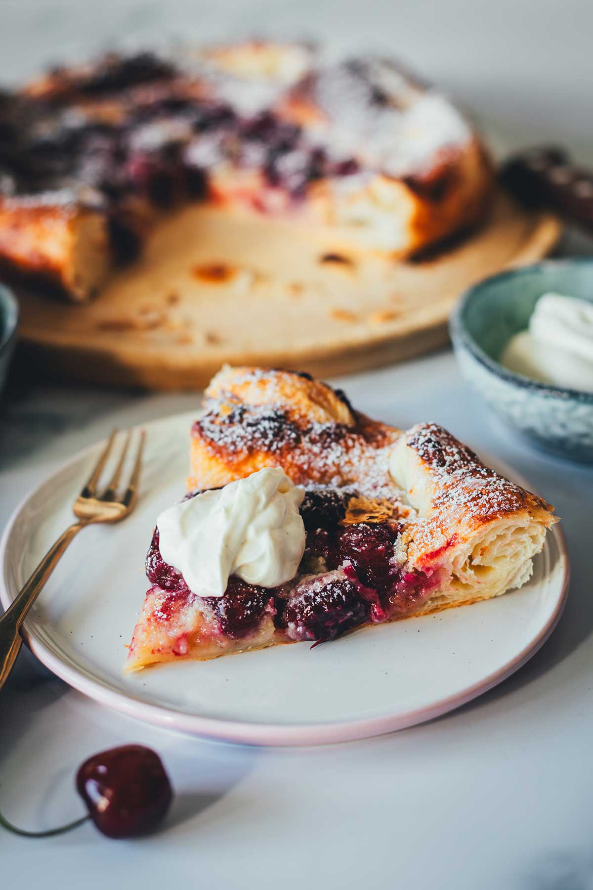 Knusprige Kirsch-Galette mit Butter-Blätterteig, Mandelcreme und Honig-Schmand. Schnell, rustikal, fruchtig und das perfekte Sommerdessert in nur 40 Minuten! | moeyskitchen.com