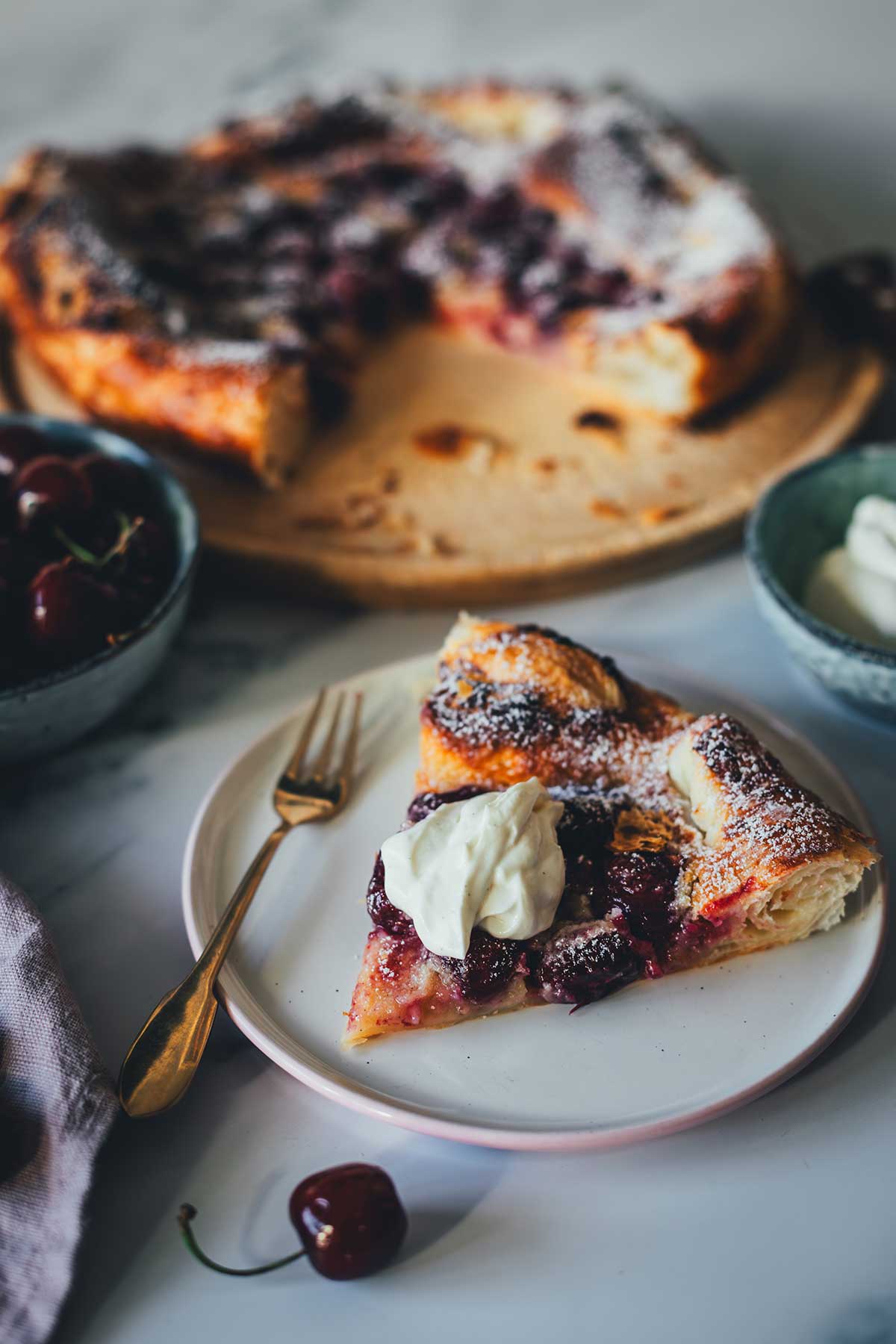 Knusprige Kirsch-Galette mit Butter-Blätterteig, Mandelcreme und Honig-Schmand. Schnell, rustikal, fruchtig und das perfekte Sommerdessert in nur 40 Minuten! | moeyskitchen.com