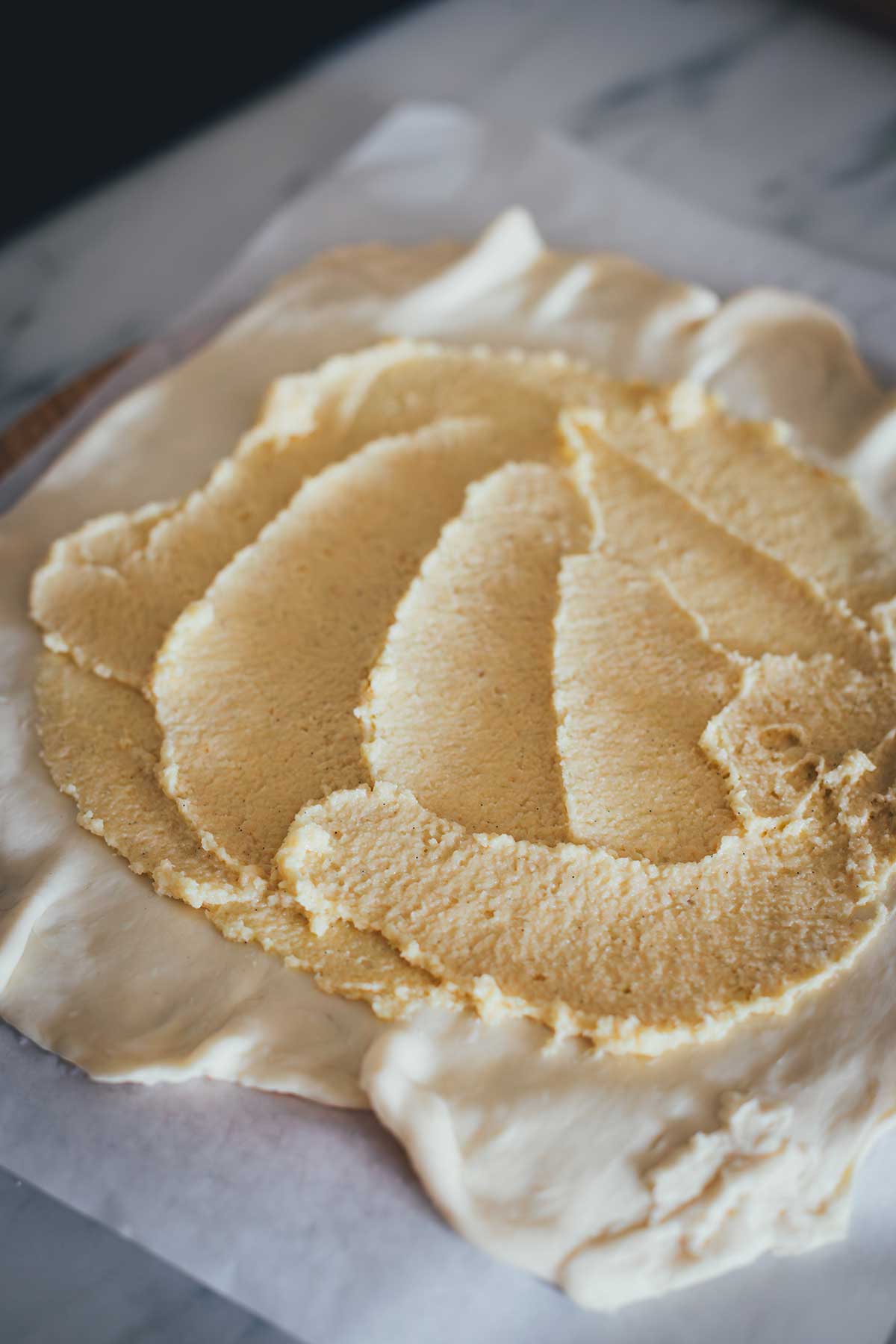 Knusprige Kirsch-Galette mit Butter-Blätterteig, Mandelcreme und Honig-Schmand. Schnell, rustikal, fruchtig und das perfekte Sommerdessert in nur 40 Minuten! | moeyskitchen.com