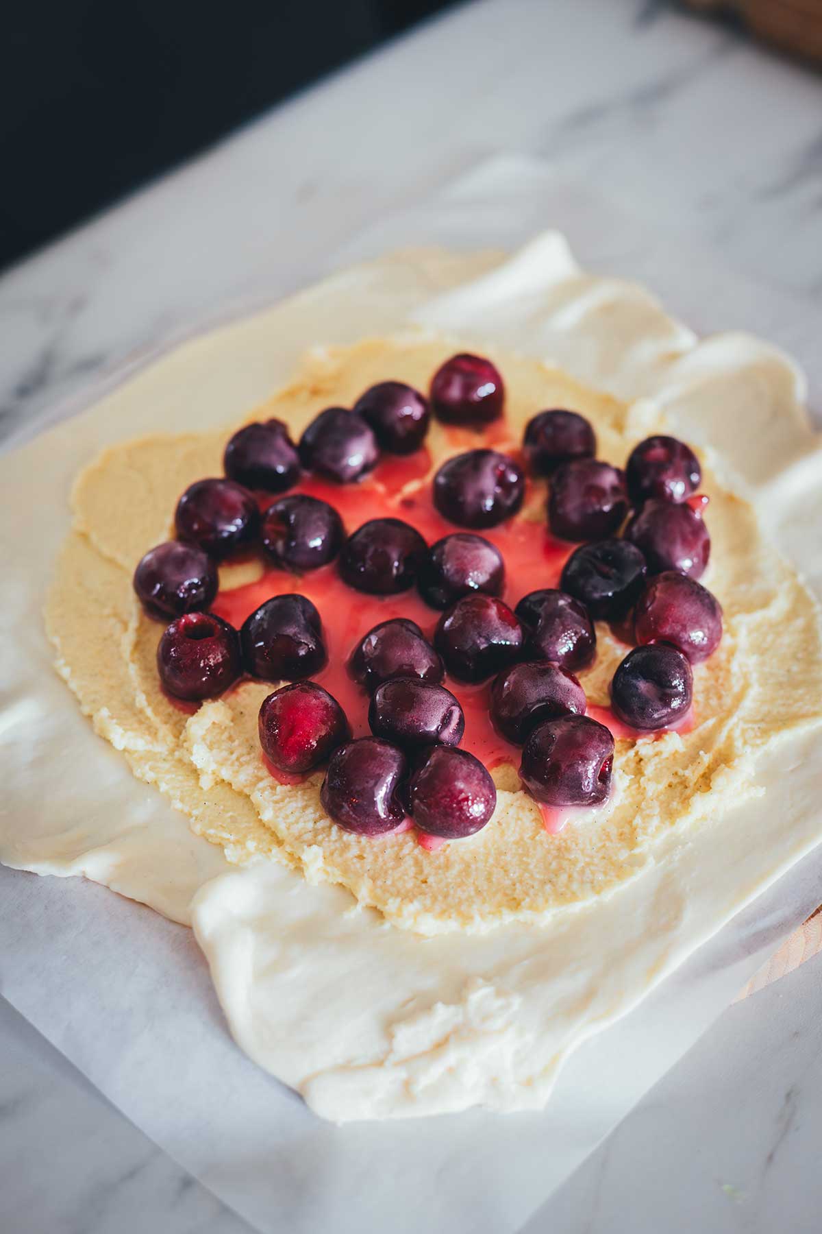 Knusprige Kirsch-Galette mit Butter-Blätterteig, Mandelcreme und Honig-Schmand. Schnell, rustikal, fruchtig und das perfekte Sommerdessert in nur 40 Minuten! | moeyskitchen.com