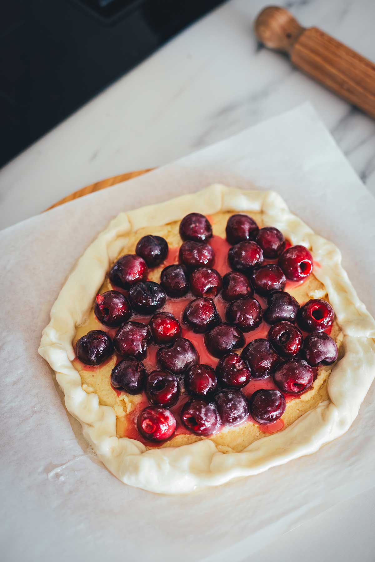 Knusprige Kirsch-Galette mit Butter-Blätterteig, Mandelcreme und Honig-Schmand. Schnell, rustikal, fruchtig und das perfekte Sommerdessert in nur 40 Minuten! | moeyskitchen.com