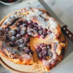Knusprige Kirsch-Galette mit Butter-Blätterteig, Mandelcreme und Honig-Schmand. Schnell, rustikal, fruchtig und das perfekte Sommerdessert in nur 40 Minuten! | moeyskitchen.com