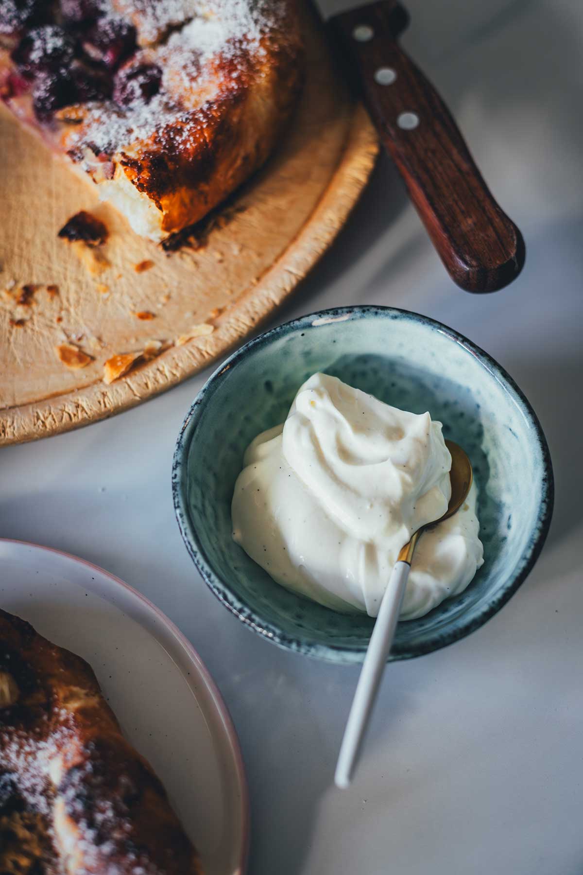 Knusprige Kirsch-Galette mit Butter-Blätterteig, Mandelcreme und Honig-Schmand. Schnell, rustikal, fruchtig und das perfekte Sommerdessert in nur 40 Minuten! | moeyskitchen.com