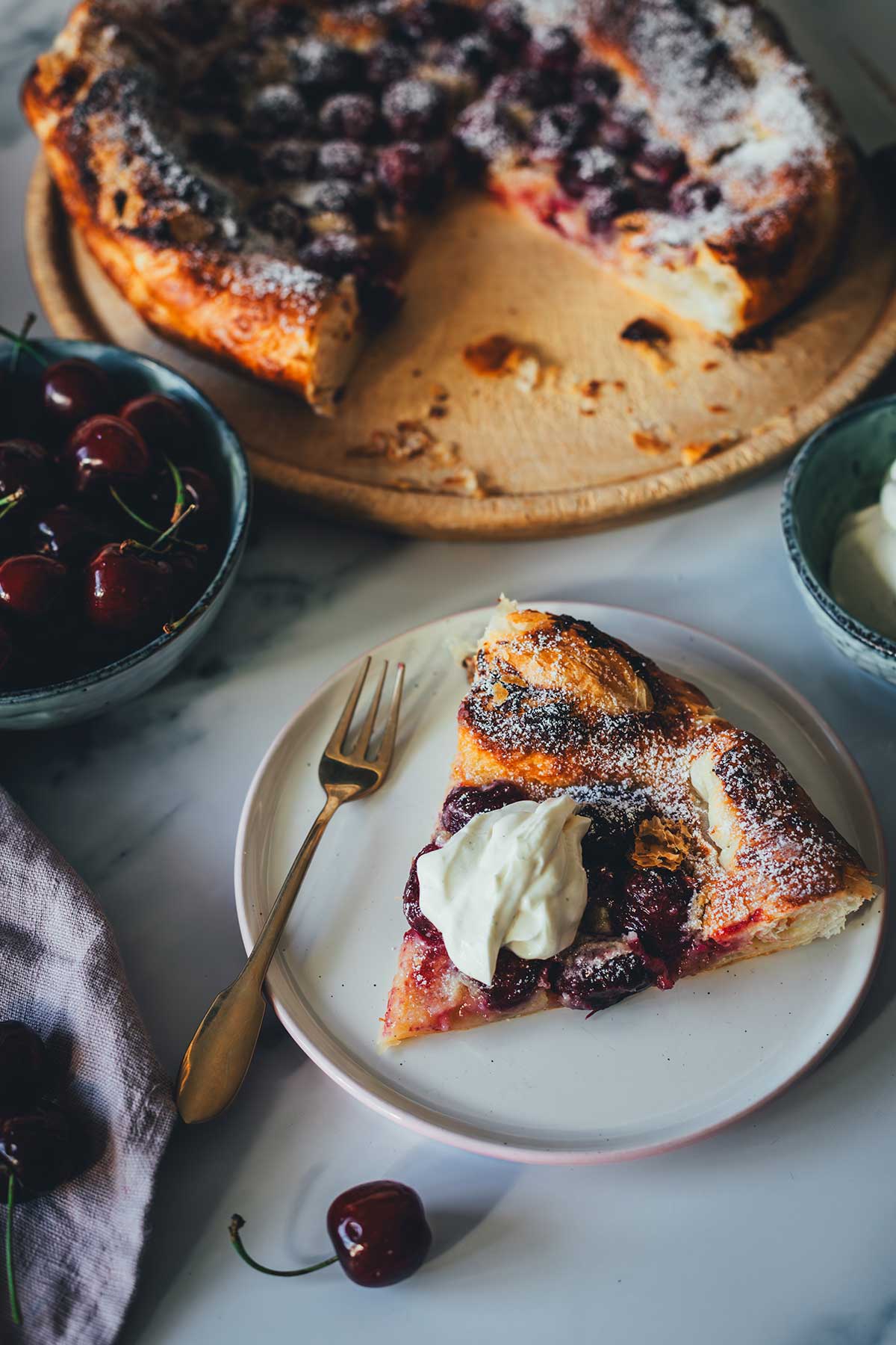 Knusprige Kirsch-Galette mit Butter-Blätterteig, Mandelcreme und Honig-Schmand. Schnell, rustikal, fruchtig und das perfekte Sommerdessert in nur 40 Minuten! | moeyskitchen.com