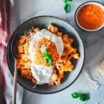 Rezept für cremiges Pesto Calabrese mit gerösteter Paprika, Tomaten, Ricotta und Parmesan – schnell im Airfryer zubereitet. Ideal als Pastasauce, Dip oder Brotaufstrich. Hier mit Pasta und Burrata serviert. | moeyskitchen.com