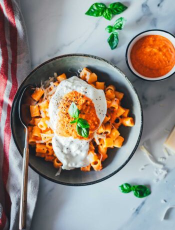 Rezept für cremiges Pesto Calabrese mit gerösteter Paprika, Tomaten, Ricotta und Parmesan – schnell im Airfryer zubereitet. Ideal als Pastasauce, Dip oder Brotaufstrich. Hier mit Pasta und Burrata serviert. | moeyskitchen.com