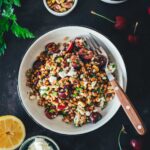 Sommerlicher Linsensalat mit Kirschen ist fruchtig, leicht und in nur 10 Minuten fertig. Das perfekte Rezept für heiße Tage, einfach und so lecker! | moeyskitchen.com
