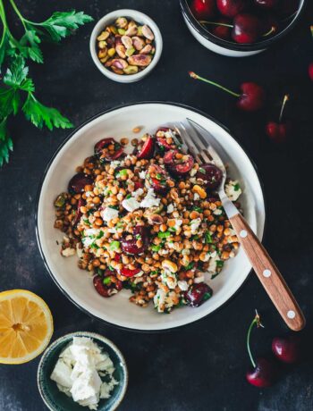 Sommerlicher Linsensalat mit Kirschen ist fruchtig, leicht und in nur 10 Minuten fertig. Das perfekte Rezept für heiße Tage, einfach und so lecker! | moeyskitchen.com