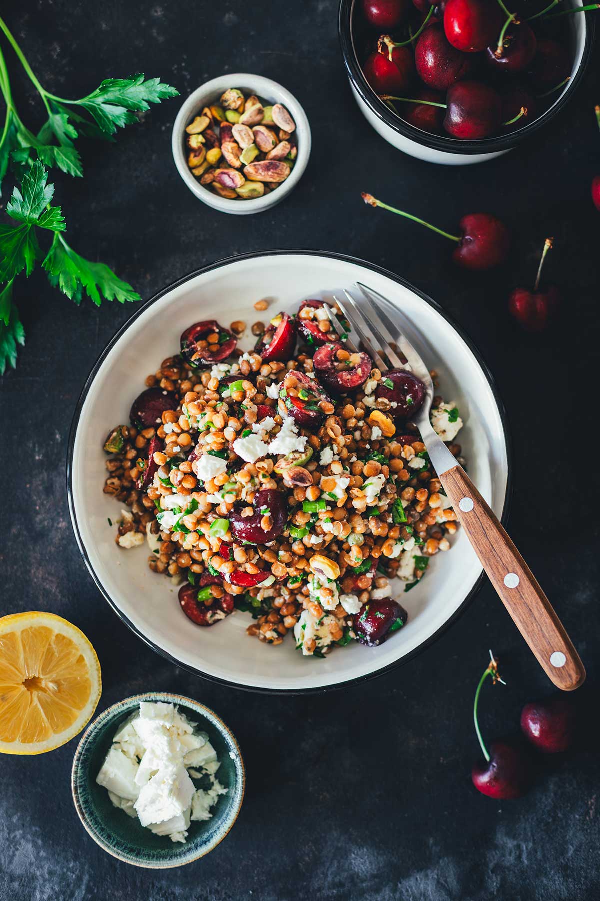 Sommerlicher Linsensalat mit Kirschen ist fruchtig, leicht und in nur 10 Minuten fertig. Das perfekte Rezept für heiße Tage, einfach und so lecker! | moeyskitchen.com