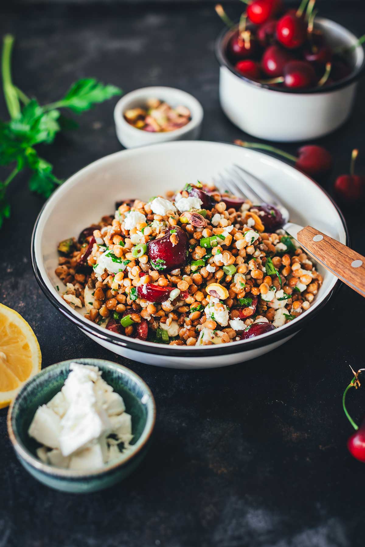 Sommerlicher Linsensalat mit Kirschen ist fruchtig, leicht und in nur 10 Minuten fertig. Das perfekte Rezept für heiße Tage, einfach und so lecker! | moeyskitchen.com