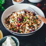 Sommerlicher Linsensalat mit Kirschen ist fruchtig, leicht und in nur 10 Minuten fertig. Das perfekte Rezept für heiße Tage, einfach und so lecker! | moeyskitchen.com
