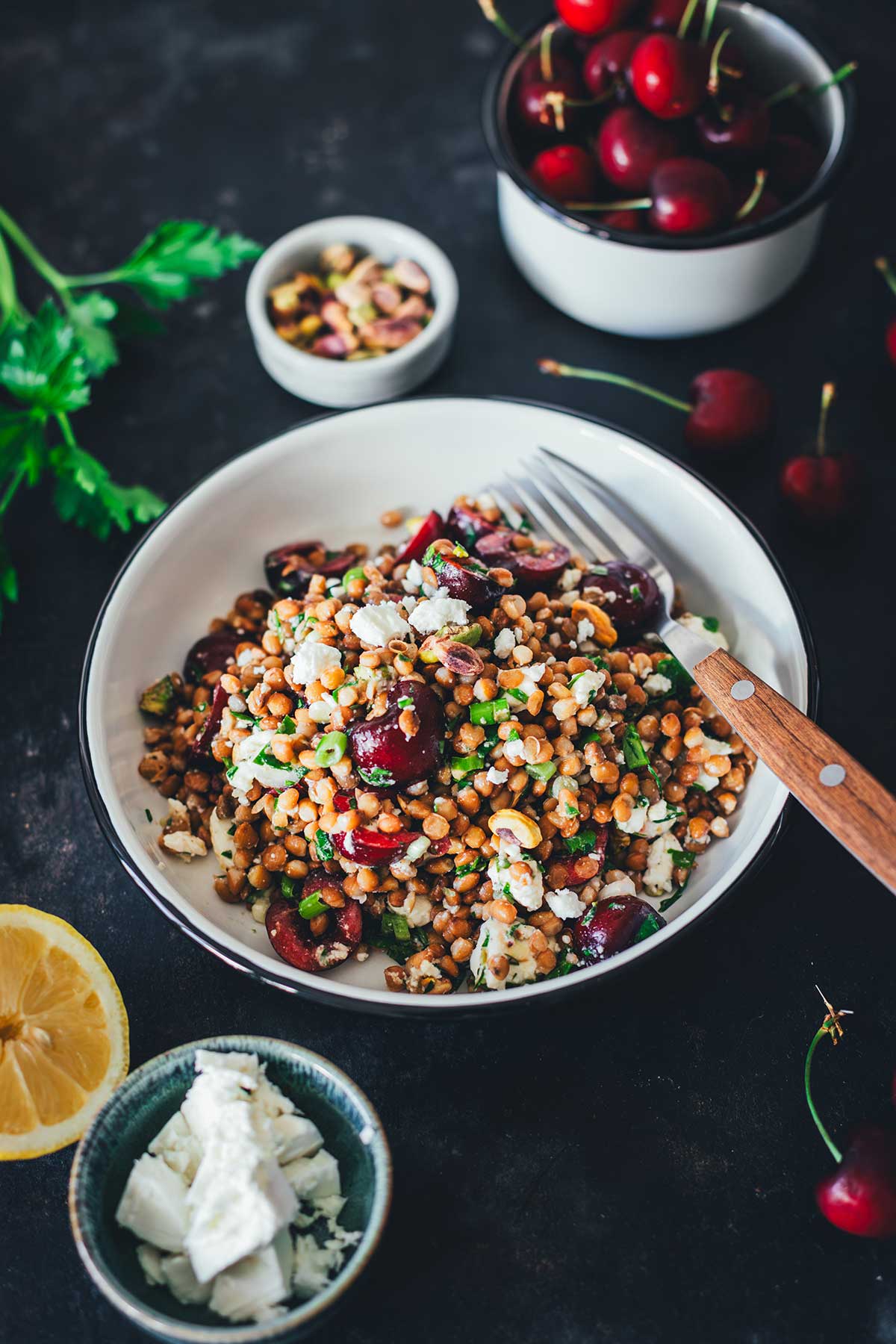 Sommerlicher Linsensalat mit Kirschen ist fruchtig, leicht und in nur 10 Minuten fertig. Das perfekte Rezept für heiße Tage, einfach und so lecker! | moeyskitchen.com