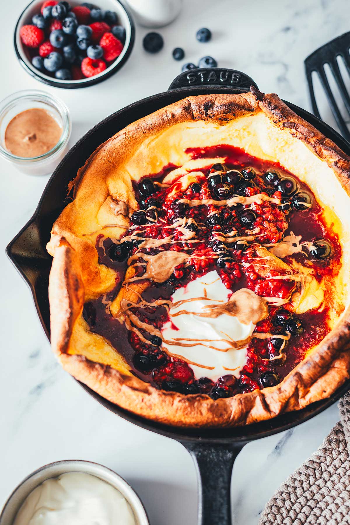Dutch Baby Rezept für fluffigen Ofenpfannkuchen. Außen knusprig, innen weich, wie ein großer Pancake. Mit Beeren, Ahornsirup und Mandelmus. | moeyskitchen.com