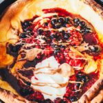 Dutch Baby Rezept für fluffigen Ofenpfannkuchen. Außen knusprig, innen weich, wie ein großer Pancake. Mit Beeren, Ahornsirup und Mandelmus. | moeyskitchen.com