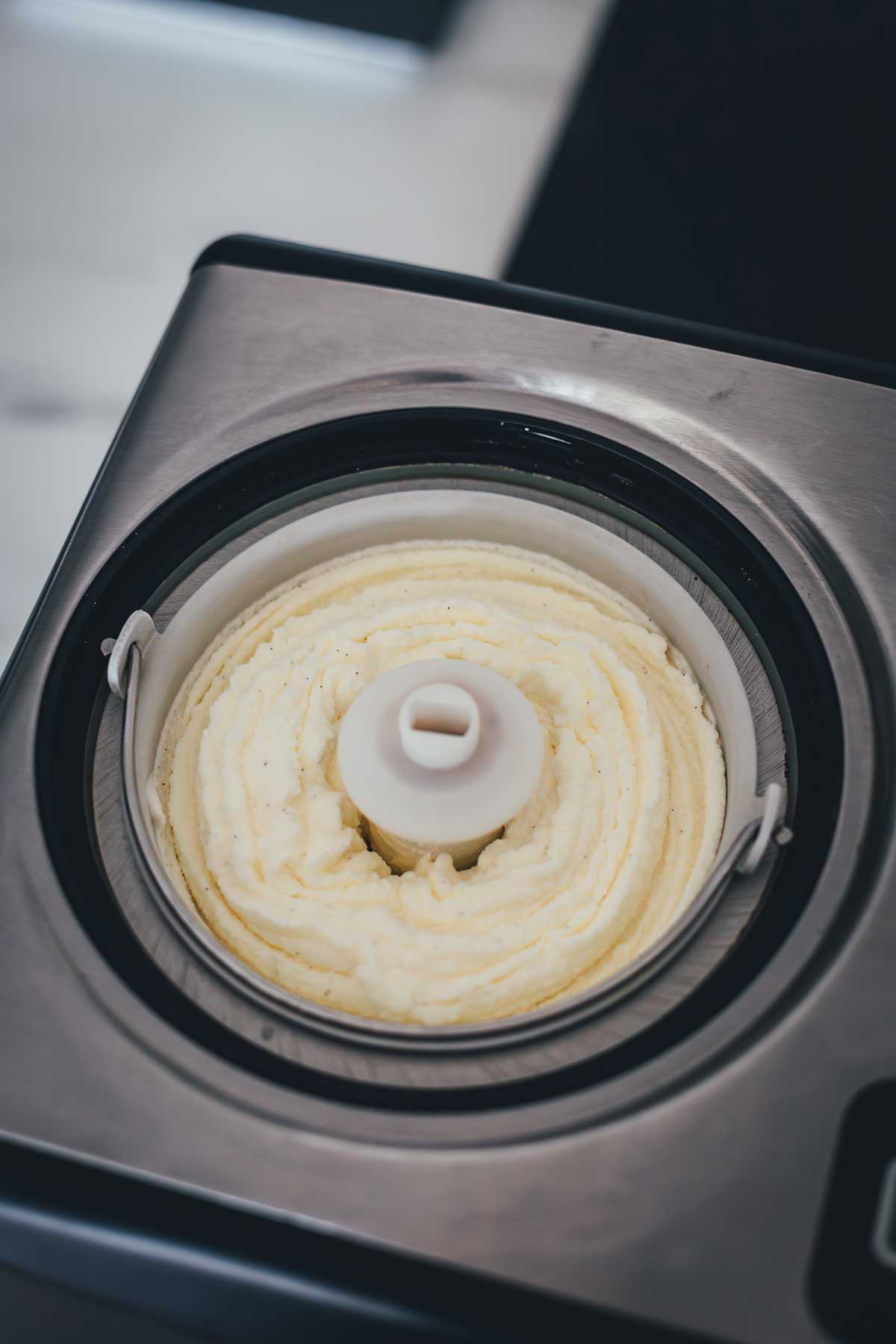 Cremiges Vanilleeis ohne Ei ganz einfach selber machen: ein gelingsicheres Rezept für Ninja Creami und klassische Eismaschine – vollmundig, cremig und lecker. | moeyskitchen.com