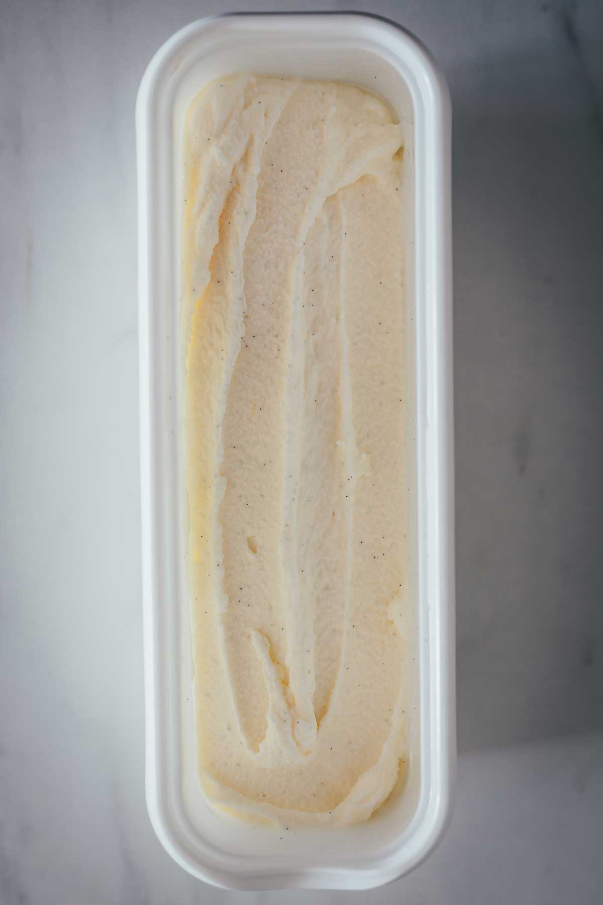 Cremiges Vanilleeis ohne Ei ganz einfach selber machen: ein gelingsicheres Rezept für Ninja Creami und klassische Eismaschine – vollmundig, cremig und lecker. | moeyskitchen.com