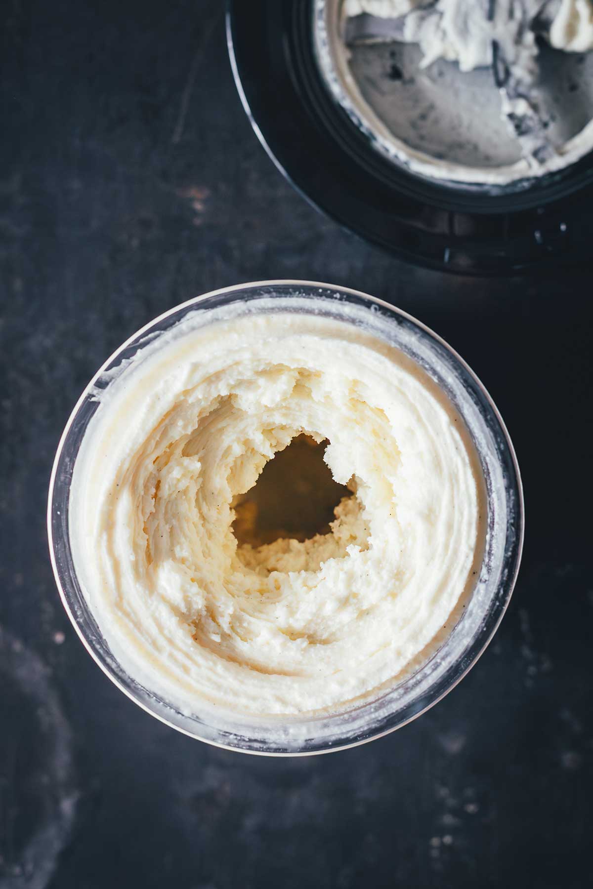 Cremiges Vanilleeis ohne Ei ganz einfach selber machen: ein gelingsicheres Rezept für Ninja Creami und klassische Eismaschine – vollmundig, cremig und lecker. | moeyskitchen.com