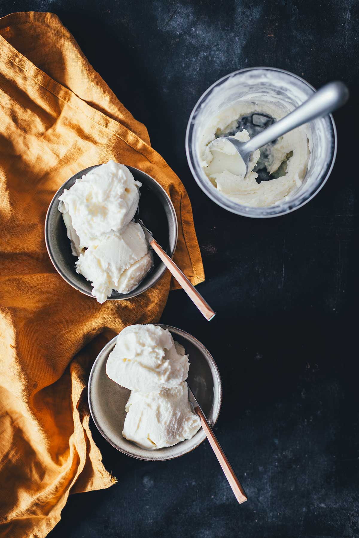 Cremiges Vanilleeis ohne Ei ganz einfach selber machen: ein gelingsicheres Rezept für Ninja Creami und klassische Eismaschine – vollmundig, cremig und lecker. | moeyskitchen.com