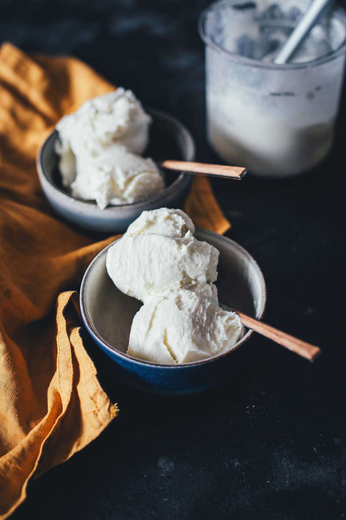 Cremiges Vanilleeis ohne Ei ganz einfach selber machen: ein gelingsicheres Rezept für Ninja Creami und klassische Eismaschine – vollmundig, cremig und lecker. | moeyskitchen.com