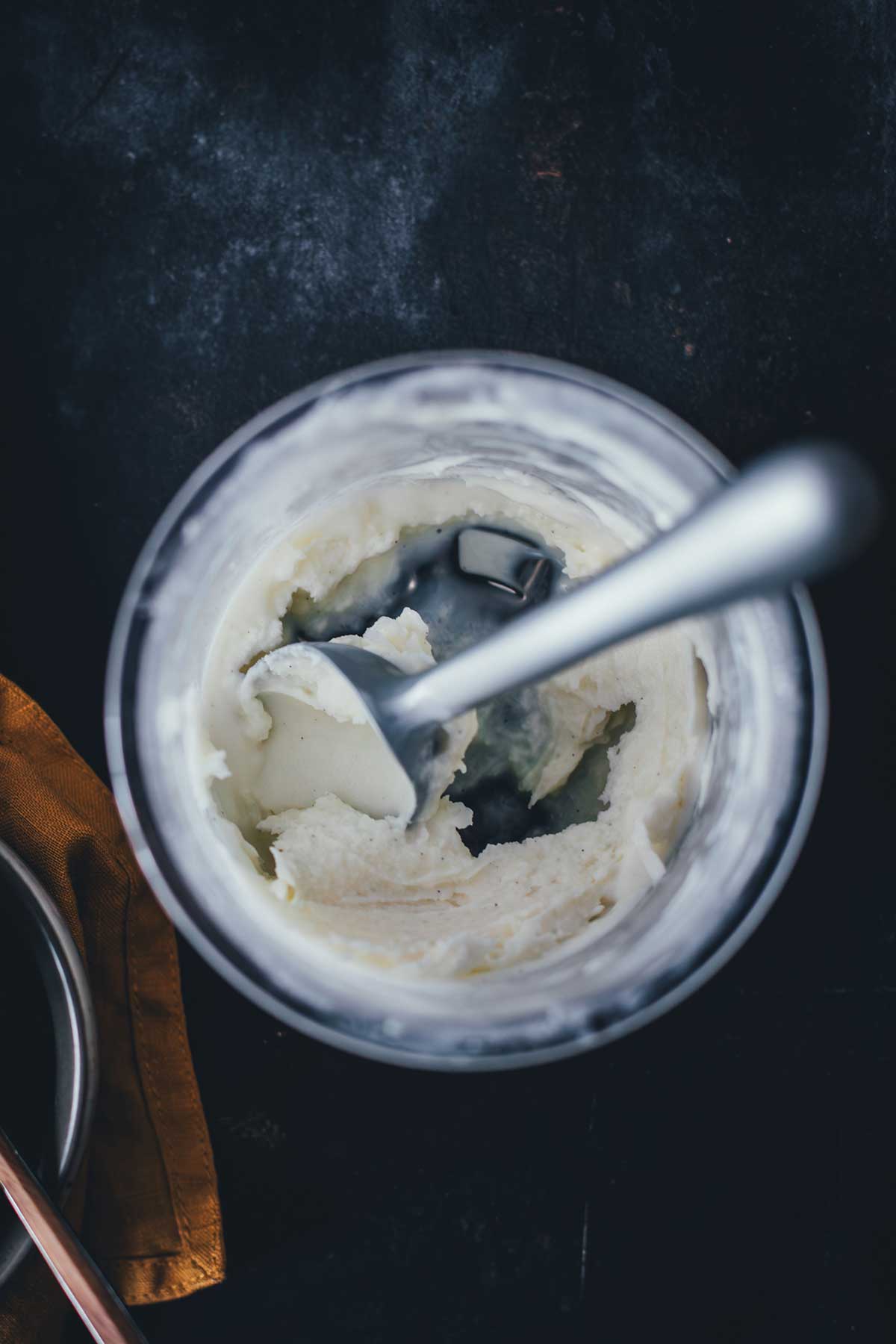 Cremiges Vanilleeis ohne Ei ganz einfach selber machen: ein gelingsicheres Rezept für Ninja Creami und klassische Eismaschine – vollmundig, cremig und lecker. | moeyskitchen.com
