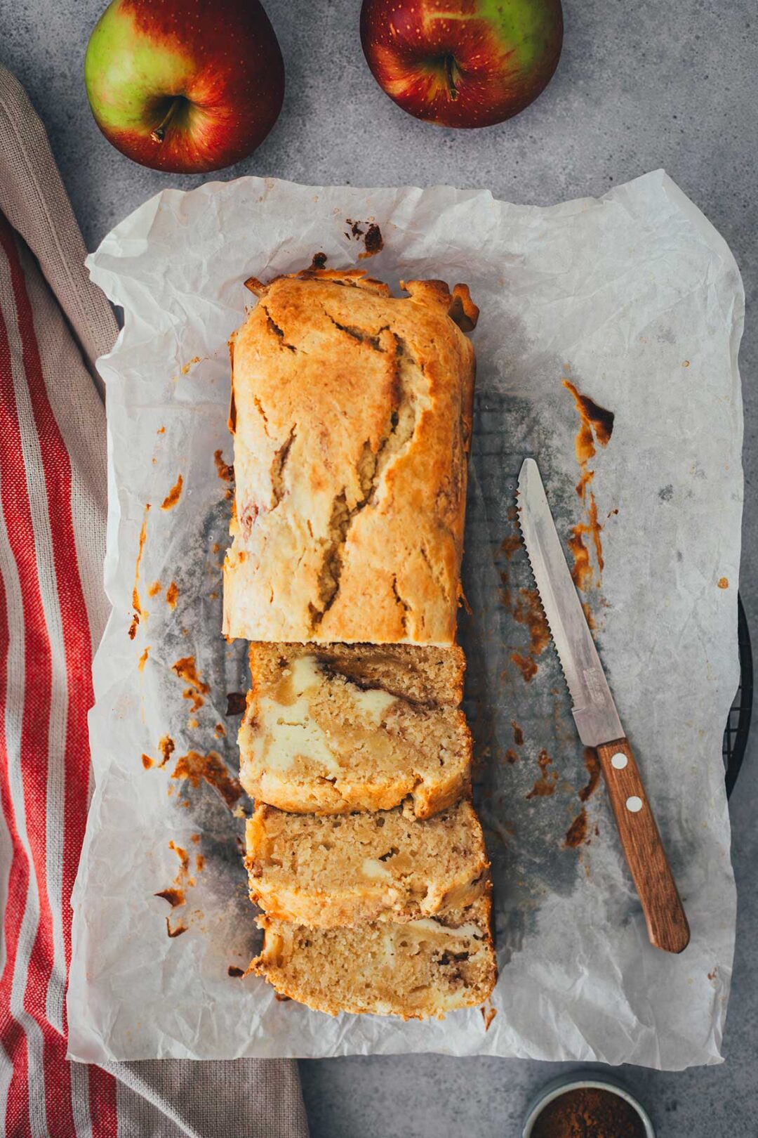 Apfel-Frischkäse-Kuchen – saftiger Apfelkuchen mit Zimt-Swirl