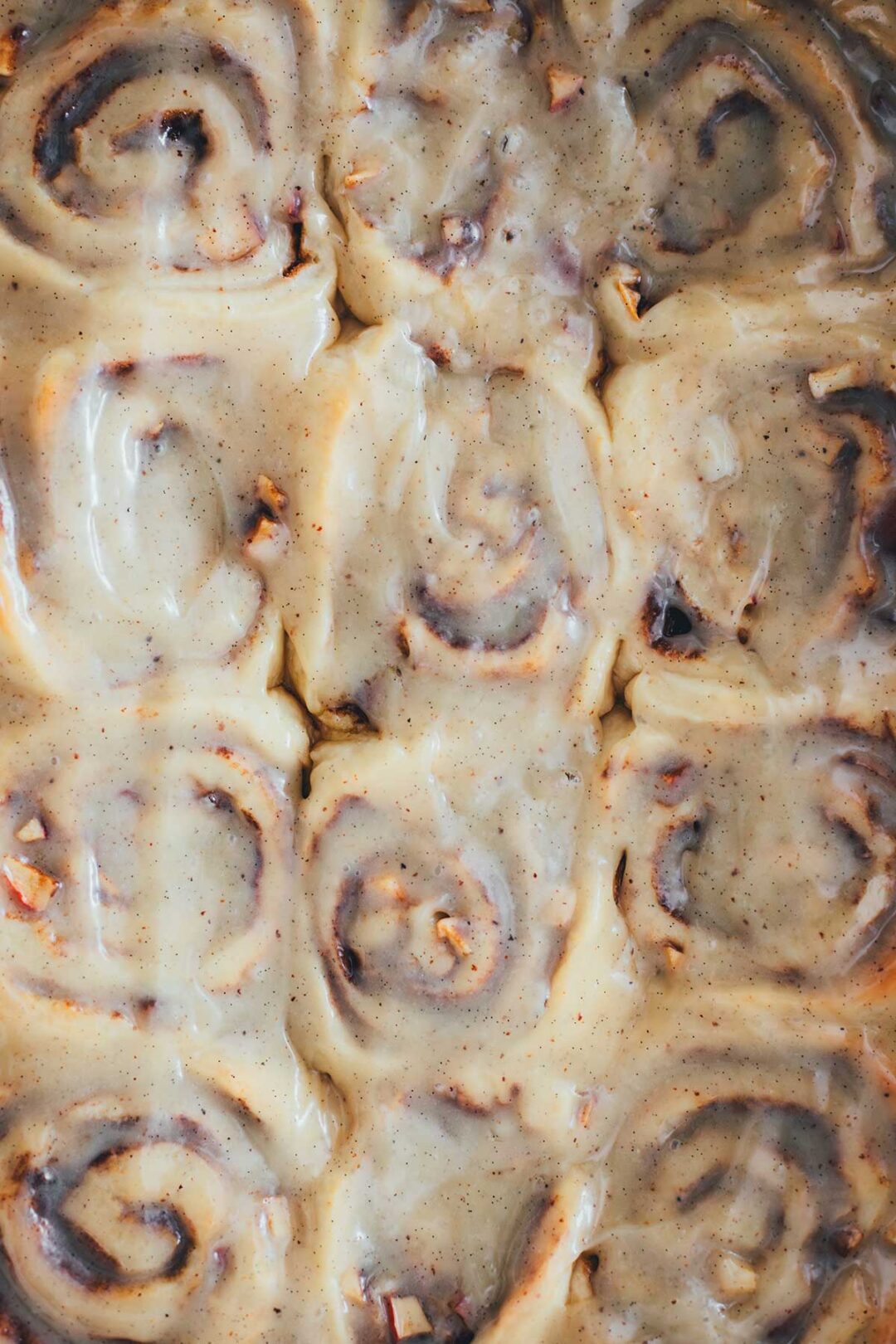 Topshot und detailreiche Nahaufnahme von einer Backform mit Apfel-Zimtschnecken | moeyskitchen.com