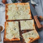Zwiebeltarte aus Blätterteig, in Stücke geschnitten und servierbereit | moeyskitchen.com