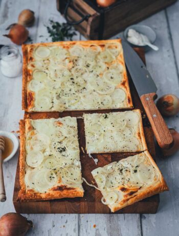 Zwiebeltarte aus Blätterteig, in Stücke geschnitten und servierbereit | moeyskitchen.com