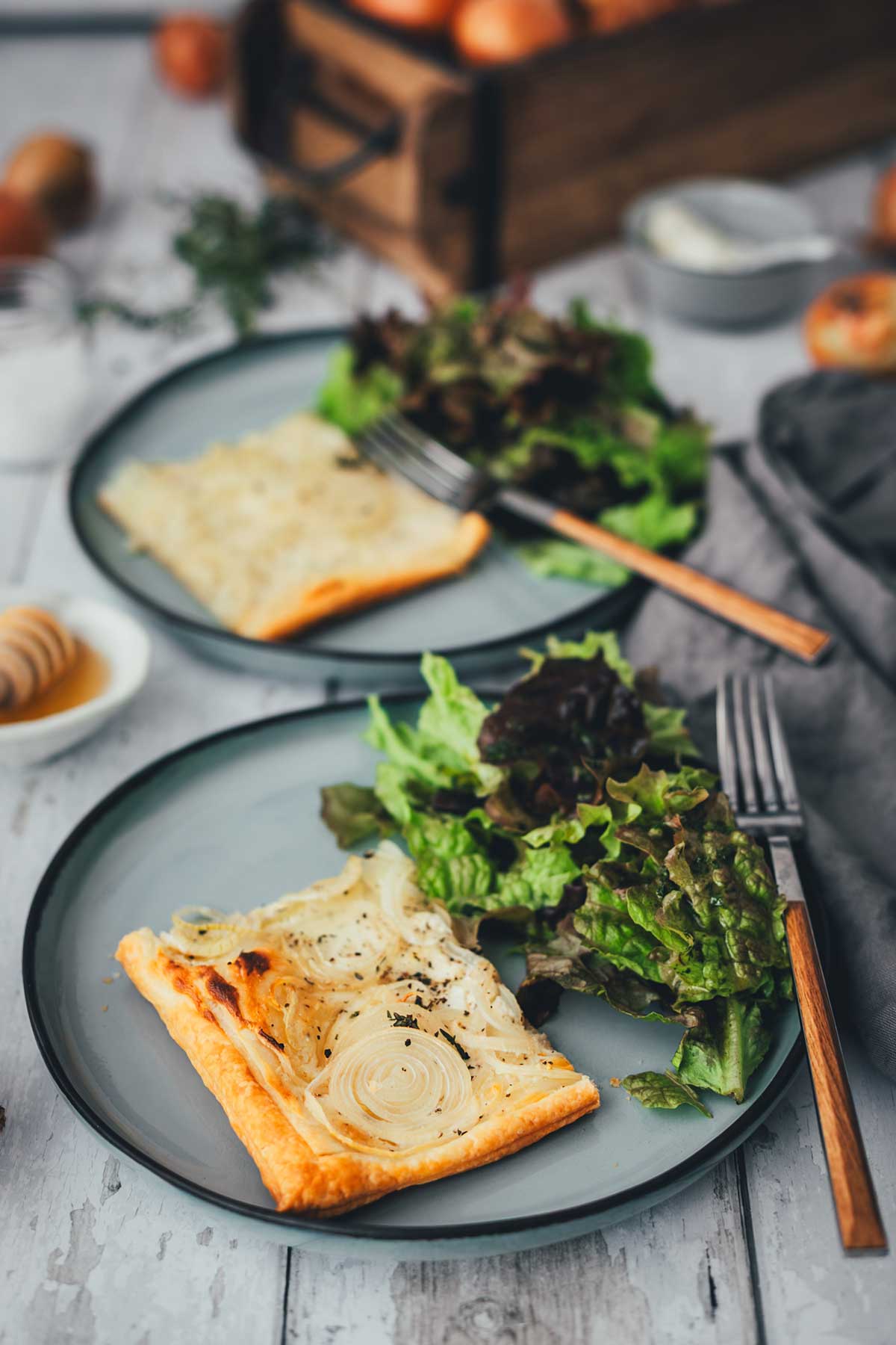 Zwiebeltarte mit Salat auf Tellern serviert – einfaches Abendessen | moeyskitchen.com