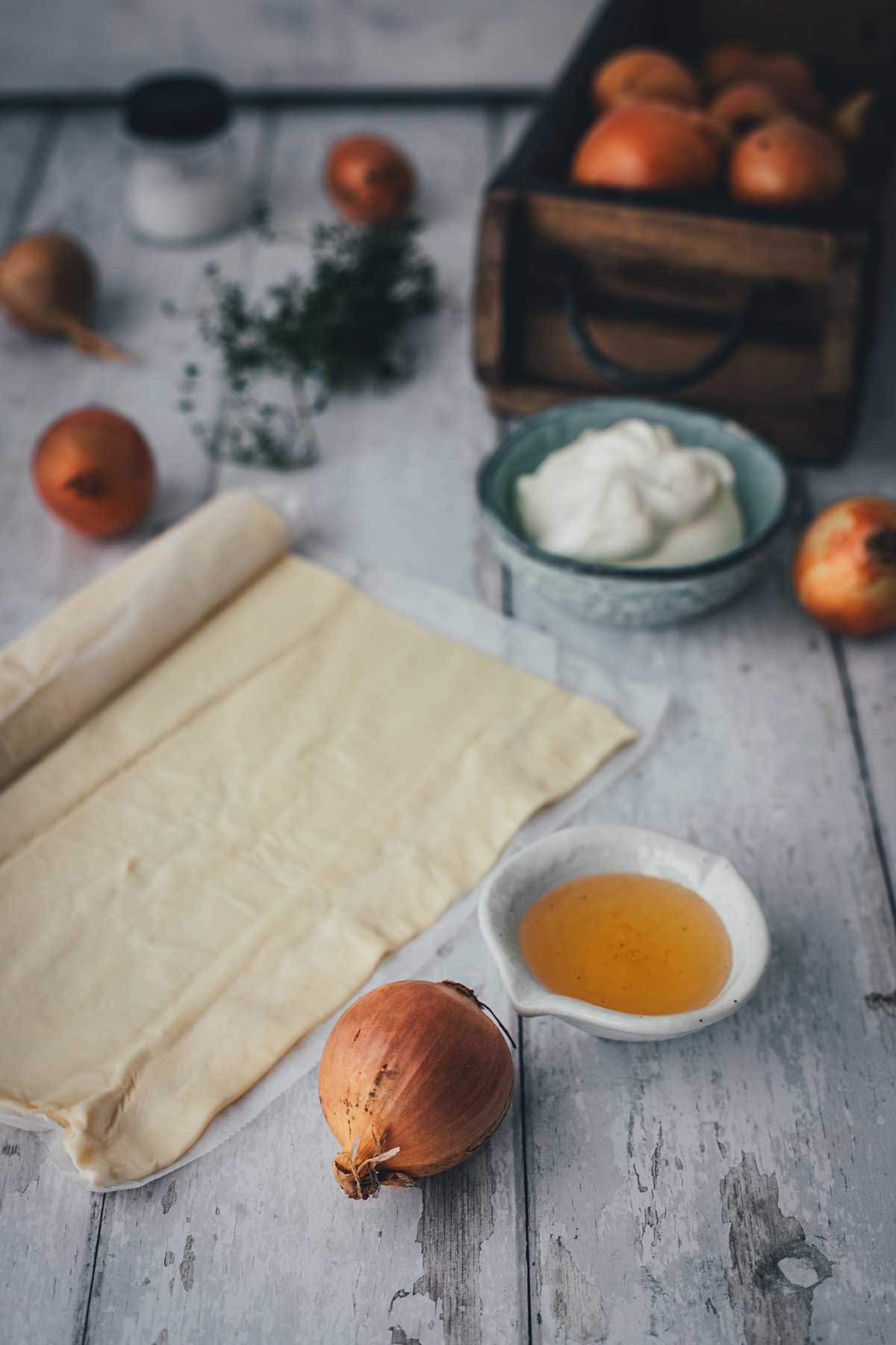 Zutaten für Zwiebeltarte: Blätterteig, Zwiebeln, Crème fraîche, Honig und Thymian | moeyskitchen.com