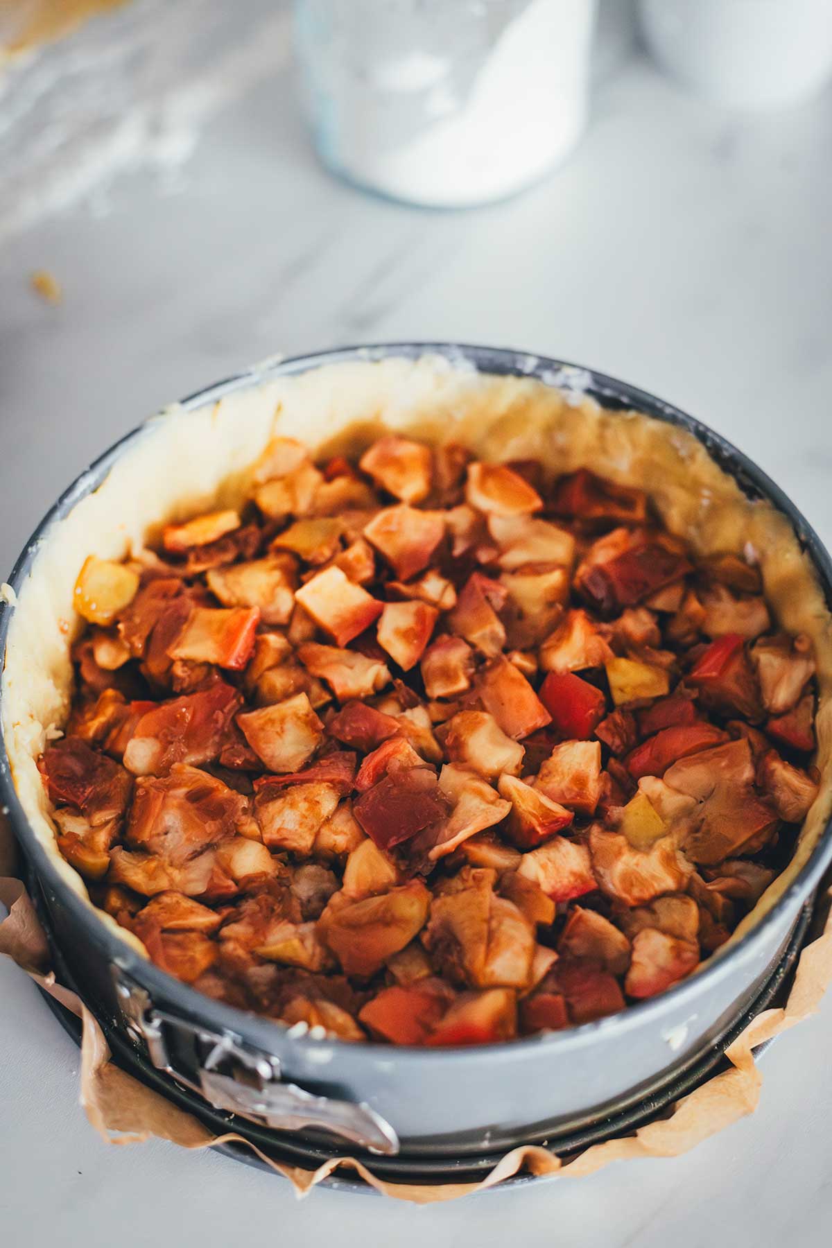 Mit Äpfeln gefüllte Appeltaart vor dem Backen in der Springform | moeyskitchen.com