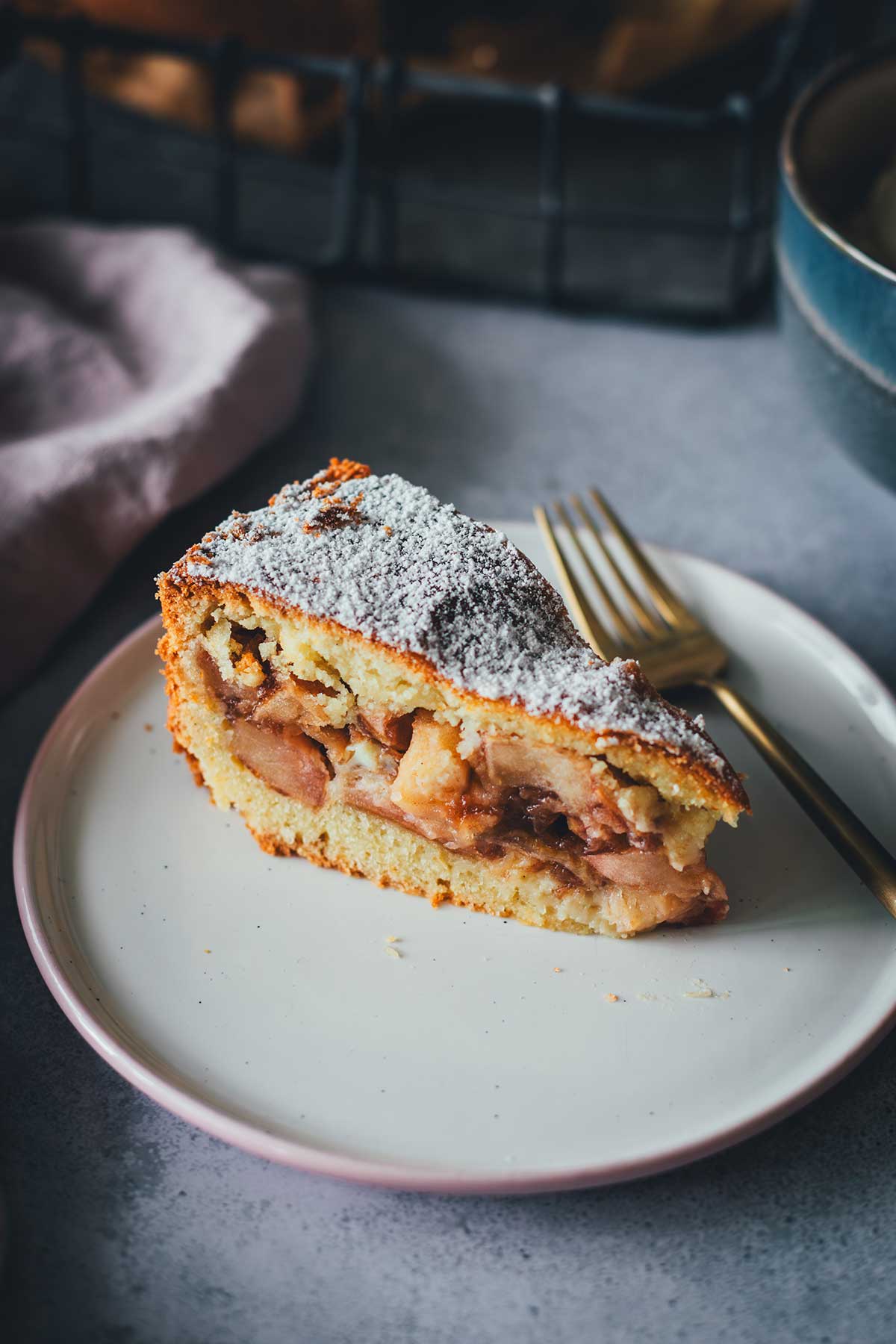 Nahaufnahme eines Stücks Appeltaart auf einem Kuchenteller | moeyskitchen.com
