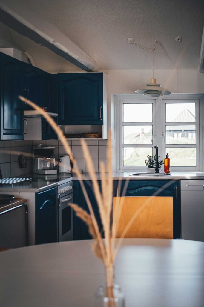 Die Küche in einer Wohnung im Bauernhaus von Fjand Badeby | moeyskitchen.com