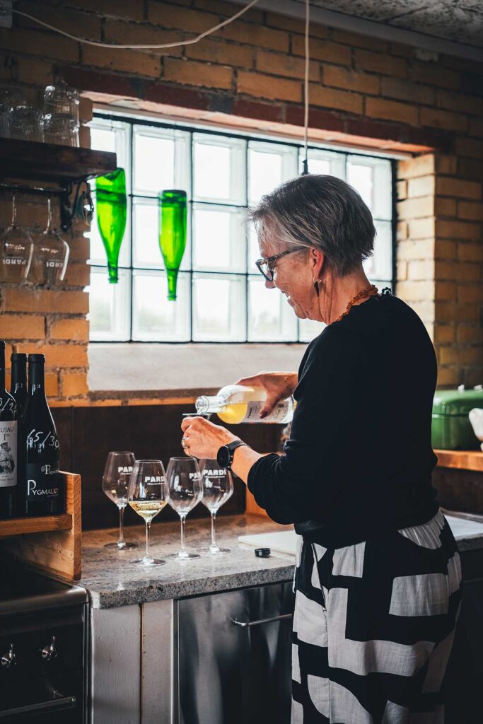 Birgitte vom provencalischen Weinkeller Vores Franske Butik in Fjand, mixt uns einen Aperitif | moeyskitchen.com