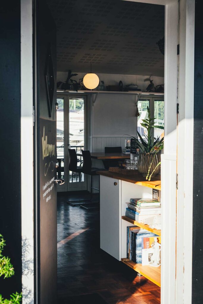 Blick in das Café Brokmans im Hafen von Lemvig | moeyskitchen.com