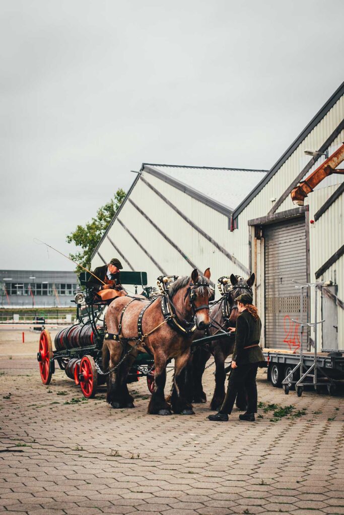 Eine Pferdekutsche einer Brauerei vor einem ehemaligen Industriegelände in Brabant, Niederlande | moeyskitchen.com