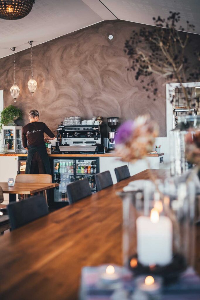 Liselotte bereitet Kaffee im Café Brokmans zu | moeyskitchen.com