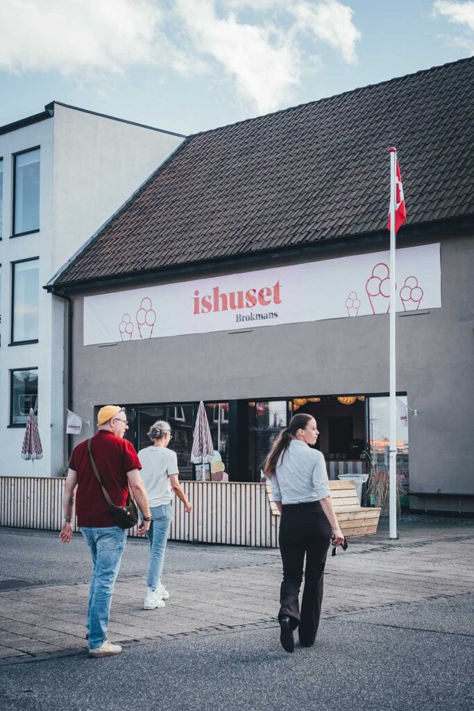 Auf dem Weg zum Ishuset Brokman mit Rebekka Brokman und ihrer Mutter Liselotte in Lemvig | moeyskitchen.com
