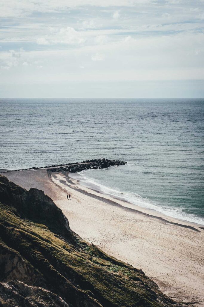 Blick von der Klippe beim Leuchtturm auf die Küstenlinie an der Nordwestküste Dänemarks | moeyskitchen.com