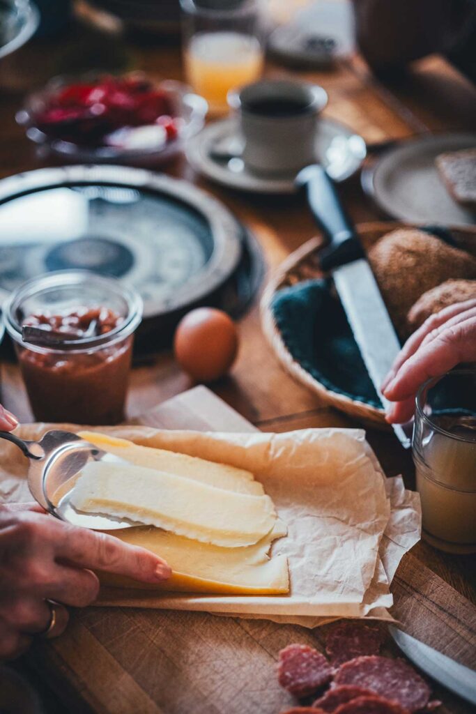 Thise Käse zum Frühstück im Bauernhaus von Fjand Badeby | moeyskitchen.com