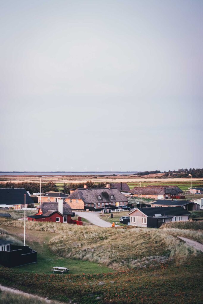 Blick von der Düne auf den Ort Fjand an der Nordwestküste Dänemark | moeyskitchen.com