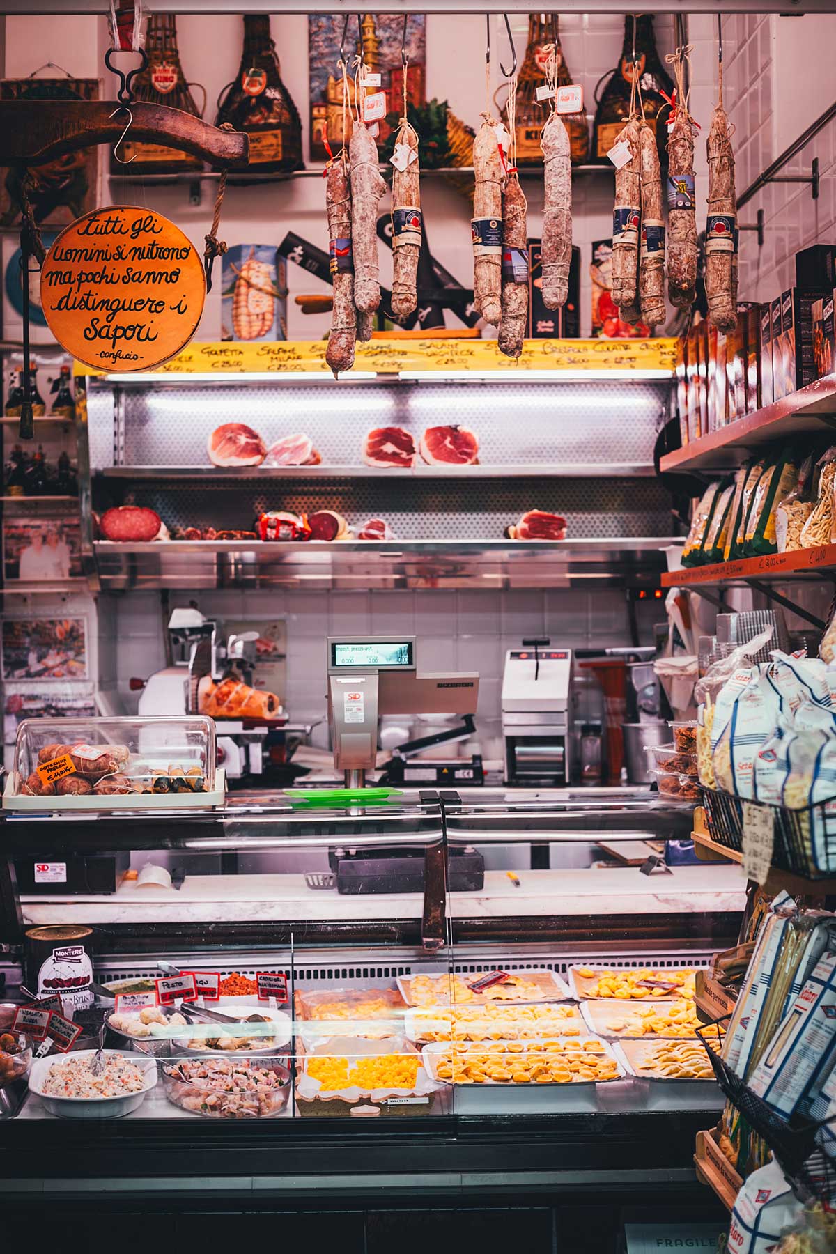 Besuch in einer kleinen Metzgerei auf dem Markt von Modena in Italien für meine Aceto Balsamico Reportage | moeyskitchen.com