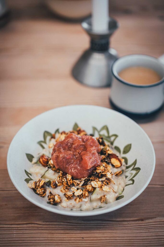 Schüssel leckeres Porridge mit Rhabarber-Kompott als Frühstück im Fjand Badeby | moeyskitchen.com