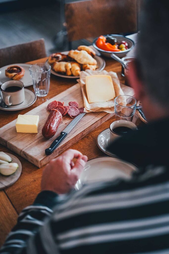 Wurst und Käse auf dem Frühstückstisch im Bauernhaus Fjand Badeby | moeyskitchen.com